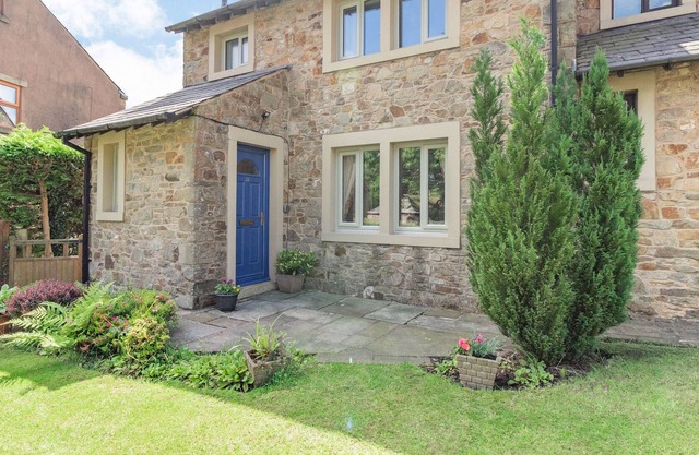 SPRINGFIELD COTTAGE, pet friendly, with open fire in Chipping