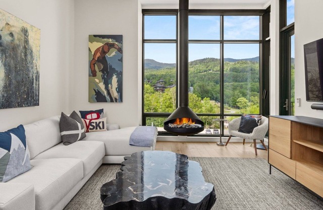 SPRUCE PEAK TREEHOUSE | 3 BED | STEPS TO THE LIFTS | MOUNTAIN VIEWS