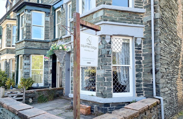SQUIRREL LODGE, pet friendly, with a garden in Keswick