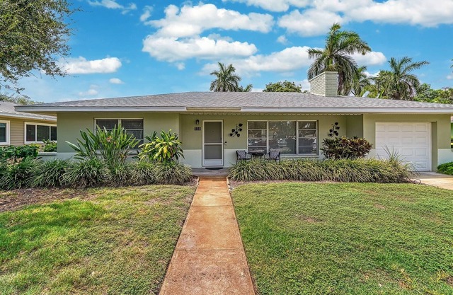 St Armand’s charmer with 3 bedroom, 2 bath Plus Sunroom. Minutes to Lido Beach