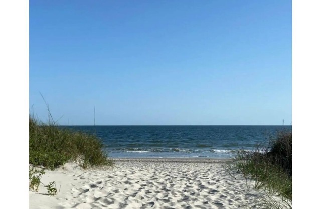 St James Efficiency with Pool/15 min to Oak Island Beach!