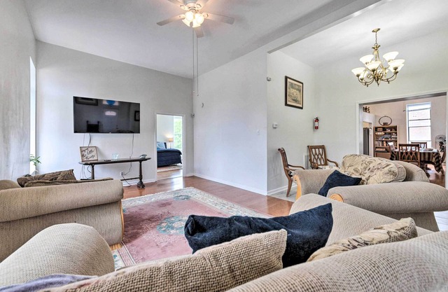 St Louis Apt w/ Large Deck ~ 3 Mi to Downtown