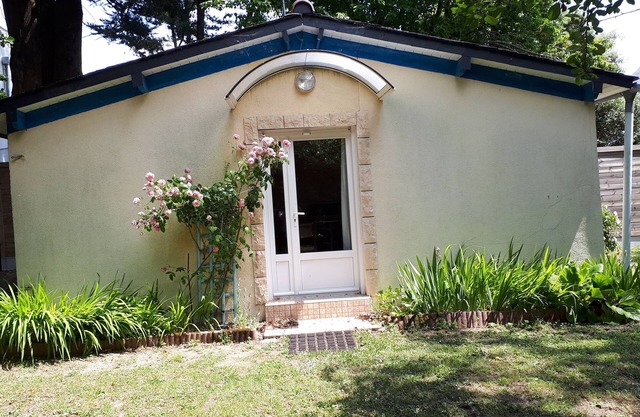 St. marc sur mer, in a wooded garden, pleasant studio for 2 people