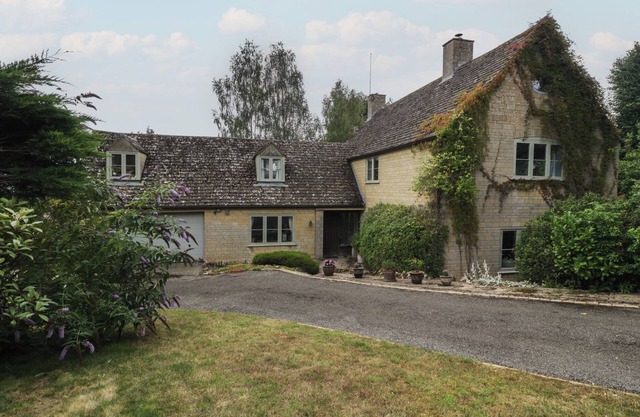 ST. MARY'S HOUSE, pet friendly in Bourton-On-The-Water