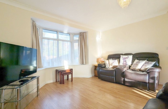 St Marys, Hayling Island - a bungalow that sleeps 6 guests in 3 bedrooms