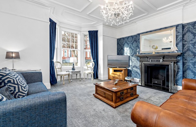 St Vincent House - Eight Bedroom Apartment, Sleeps 16
