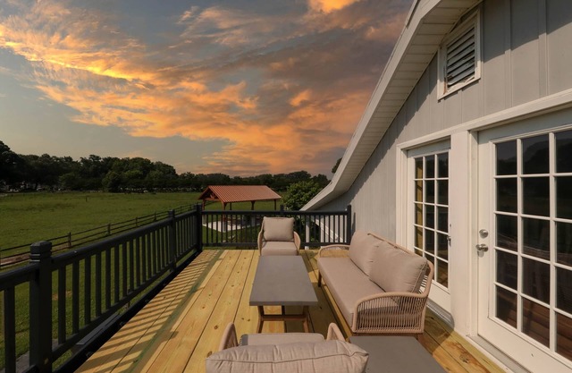 Stable Retreat, Summer Dates! Dog friendly. Spacious Apt on horse farm near beaches!