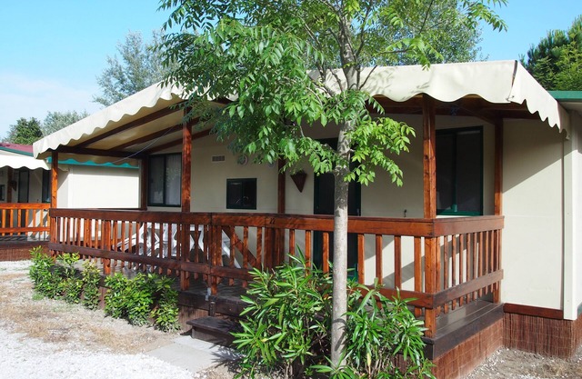 Stacaravan Italie aan Toscaanse kust op famlie Camping nabij Zee, Pisa. Lucca