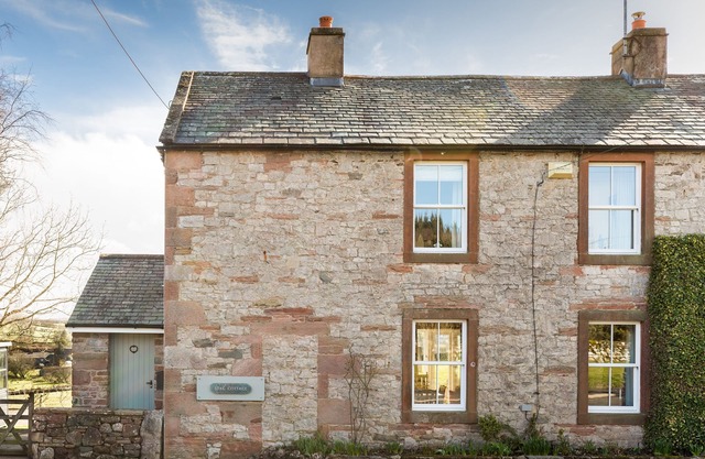 STAG COTTAGE, family friendly, with open fire in Penruddock