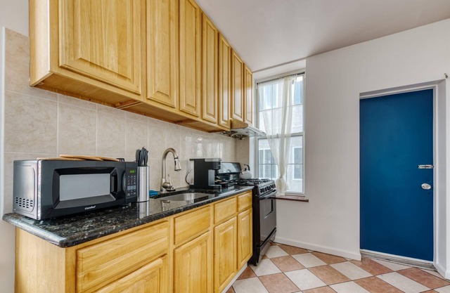 Stairway 3BR Apt w W D Ideal for Groups