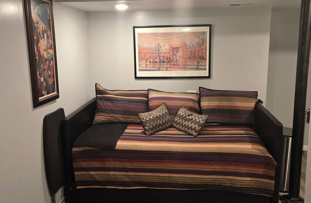 Stand Alone Studio, Free Off Street Parking, Walkable 2 Downtown, Beautiful Area