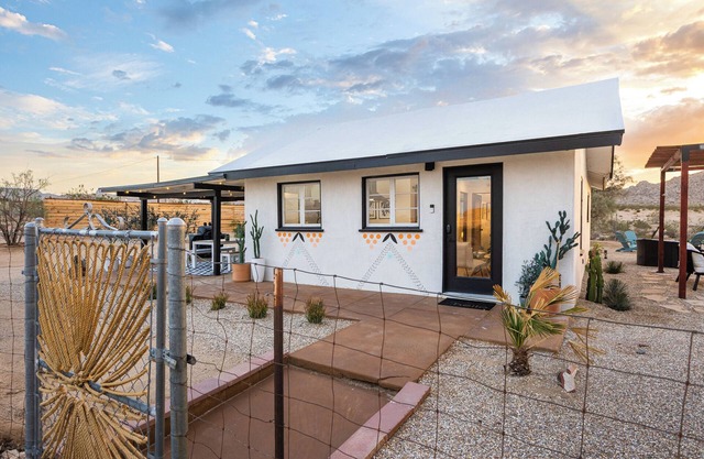 Stardance Vista - endless views, serenity, and stars w/hot tub near Joshua Tree