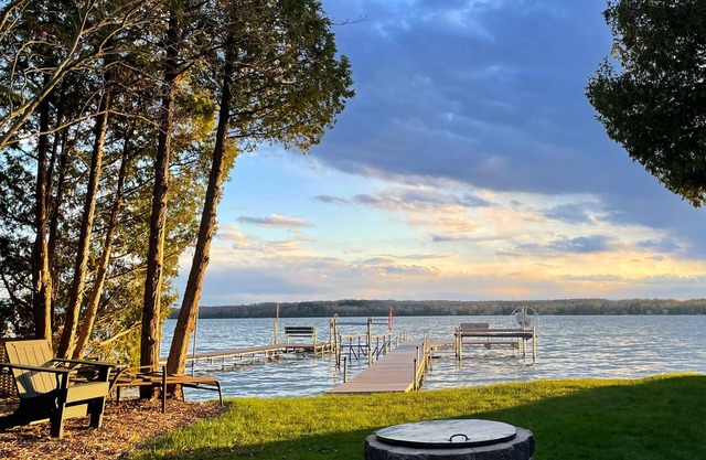 Starflower Cottage- Vintage Charm on the Lake