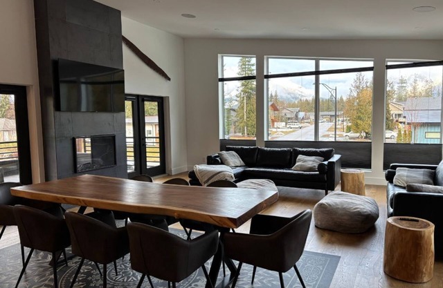 Starklandia: Mountain Modern 4BR/3.5BA + Hot Tub. Only 5 minutes to the resort.