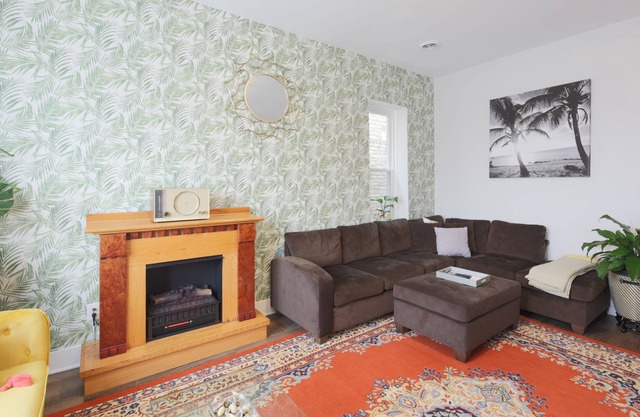 STATE FAIR, BREWERS GAMES, 10 MINUTES FRM DWTN MKE, 3 BEDROOMS 3 BATHROOMS!!