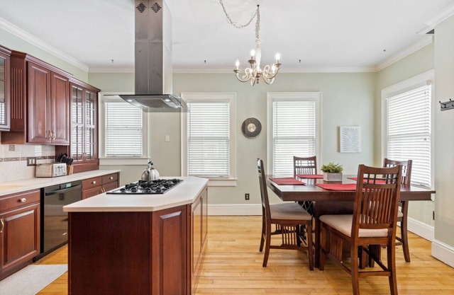 Stately Park Ave. Century Home - Sleeps 6!