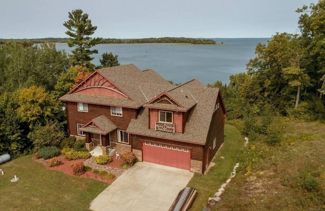 Stay 3 for 2! Spacious Leech Lake Home on 2 Acres, Boat Lift, Swim