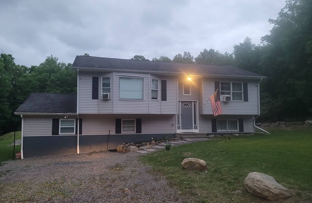 Stay at Red Squirrel, 4-bedroom house with AC in East Stroudsburg