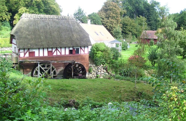 Stay idyllically at the old watermill and lake.