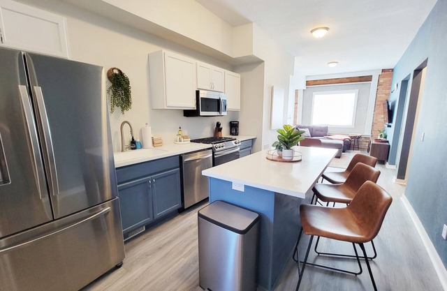 Stay Lincoln Park 2 | Craft District Condo
