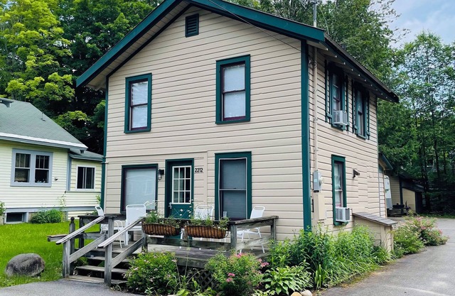 Stay near Mirror Lake, enjoy our cozy 2-bedroom cottage