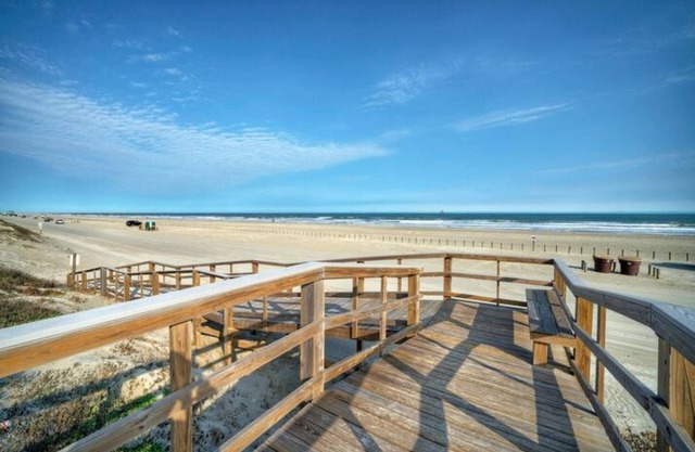 Stay Palm by AvantStay | Boardwalk, Pool