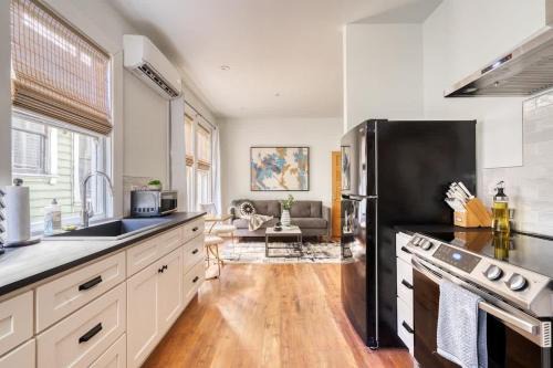 Stay Portland - The Etourdissante Suite - Forest Park & Local Eats