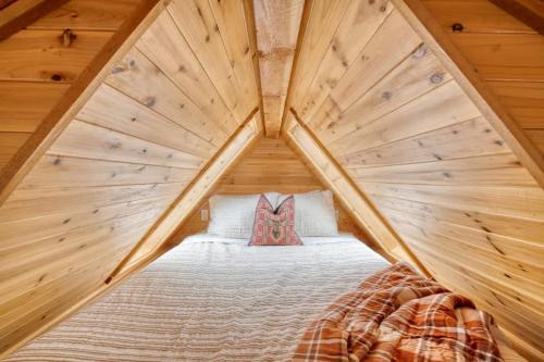 Stay Portland - Tiny Log Cabin - Walk to Local Shops & Eateries