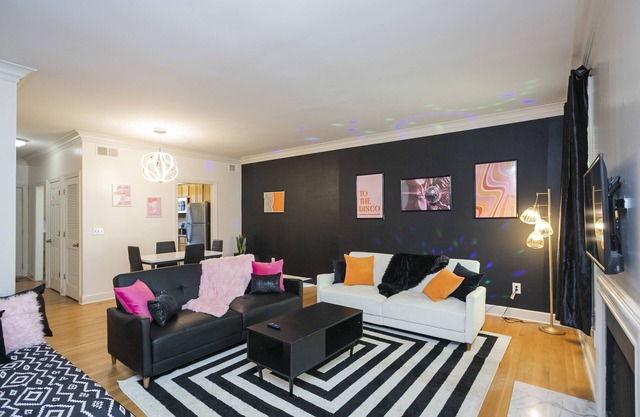 "Stayin Funky" in Nash! 2bd Townhome off WEST END! 8 min -> DT!