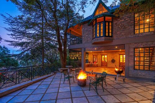 StayVista at Paris Villa with Pvt Pool & Valley View