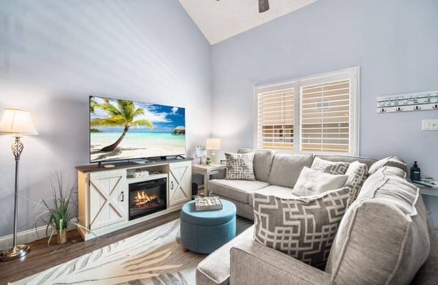 Steps 2 beach! Ocean view+ Pool+ Parking+ Families