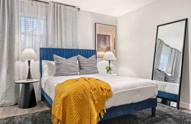 Steps away from Downtown Restaurants and Bars - King Bed