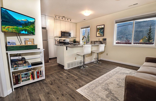 Steps away from shops and restaurants! Pet friendly with gorgeous views!