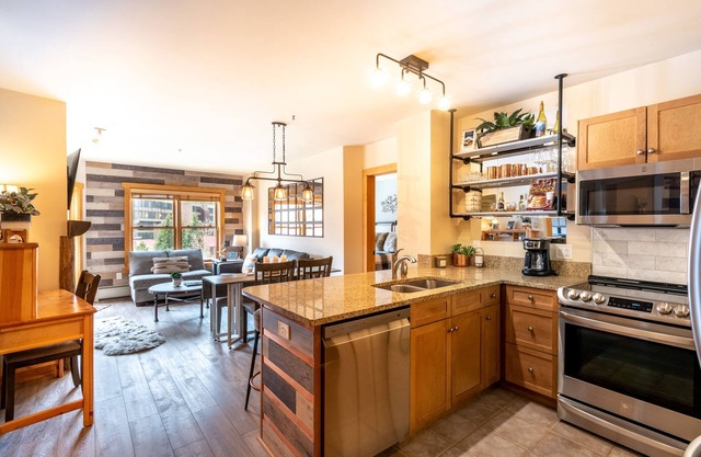 Steps away from Super Bee Lift, wifi, underground parking