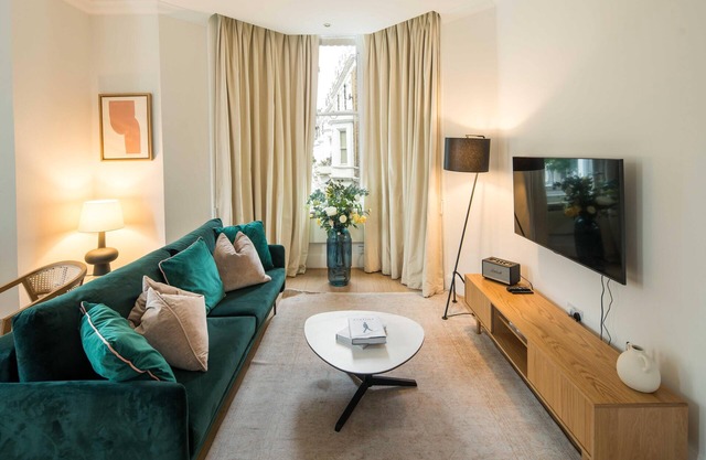 Steps from Buckingham Palace, Victoria & St James’s Park