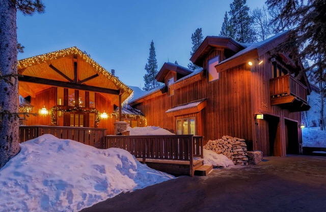Steps from Four O Clock Run, Spacious and Charming Ski-In/Ski-Out Retreat