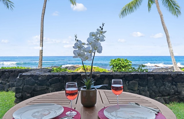 Steps from waves - Ground Floor - Direct Ocean Front condo -full AC & King bed
