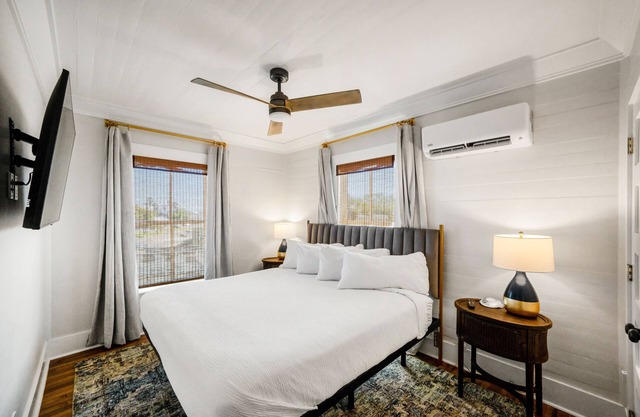 Steps to Battery Park and Water, King Bedroom, Newly Renovated Historic Property