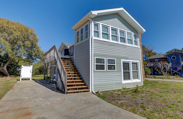 Steps to Beach 4BR Soundview | Pool | Hot Tub