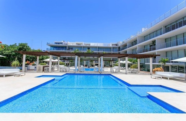 Steps to Beach | Pools | Gym | Walk to 5th Avenue