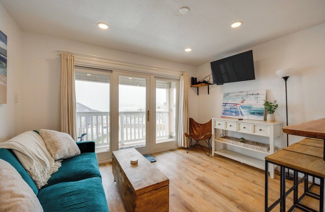 Steps to Beach: Corpus Christi Condo w/Balcony