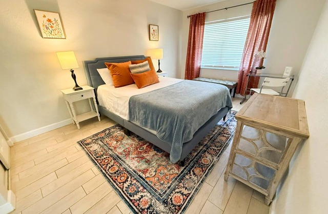 Steps to dwnt/7min to beach/queen bed/Free parking