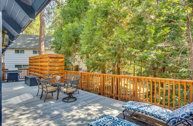 Steps to Lake Arrowhead: Cabin w/BBQ!