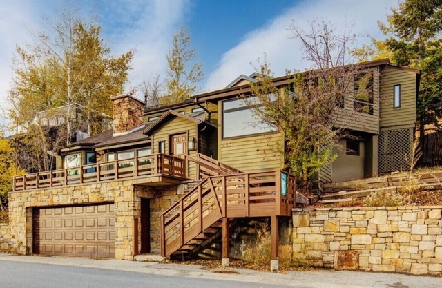 Steps to ski in and out! Walk to Main Street- Luxury home with Sauna