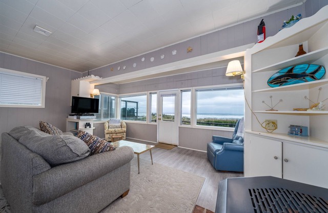 Steps to the Beach, Charming Oceanfront Bungalow with Deck and Ocean Views