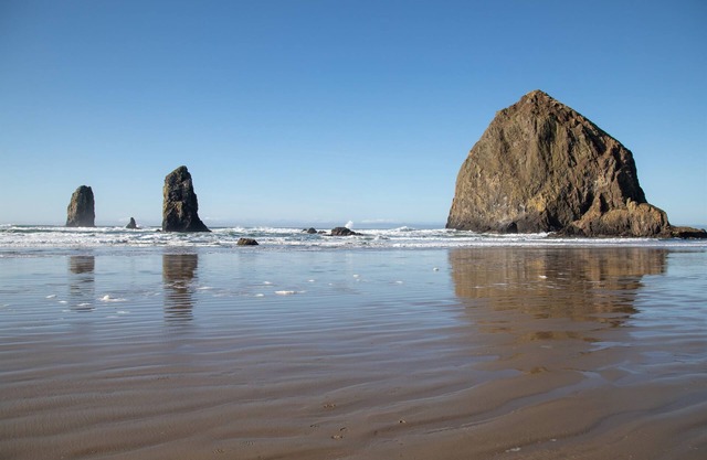 Steps to the beach and downtown|3 ensuite BDR beach home|3 fireplaces|WiFi