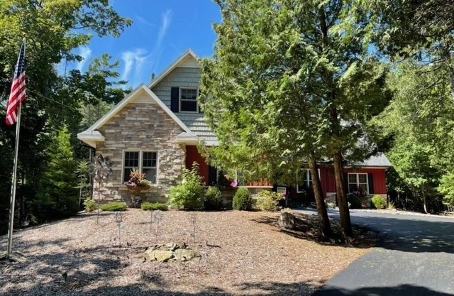 Stone Cottage , Nestled In The Woods in Door County