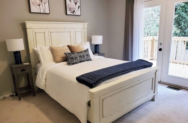 Stone Mountain Getaway- 3 bedroom ranch house