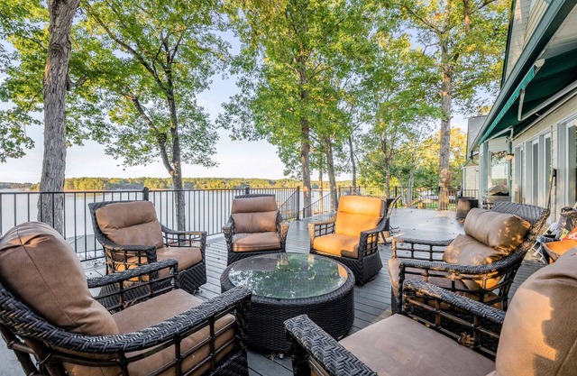 "STONEBROOK COVE" - Easy walk to the dock, boat slip available, Year-round water!
