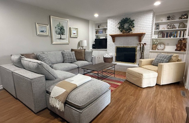 'Stones Throw' Lakeside Home - Walk to Marina + Town + Assoc Beach